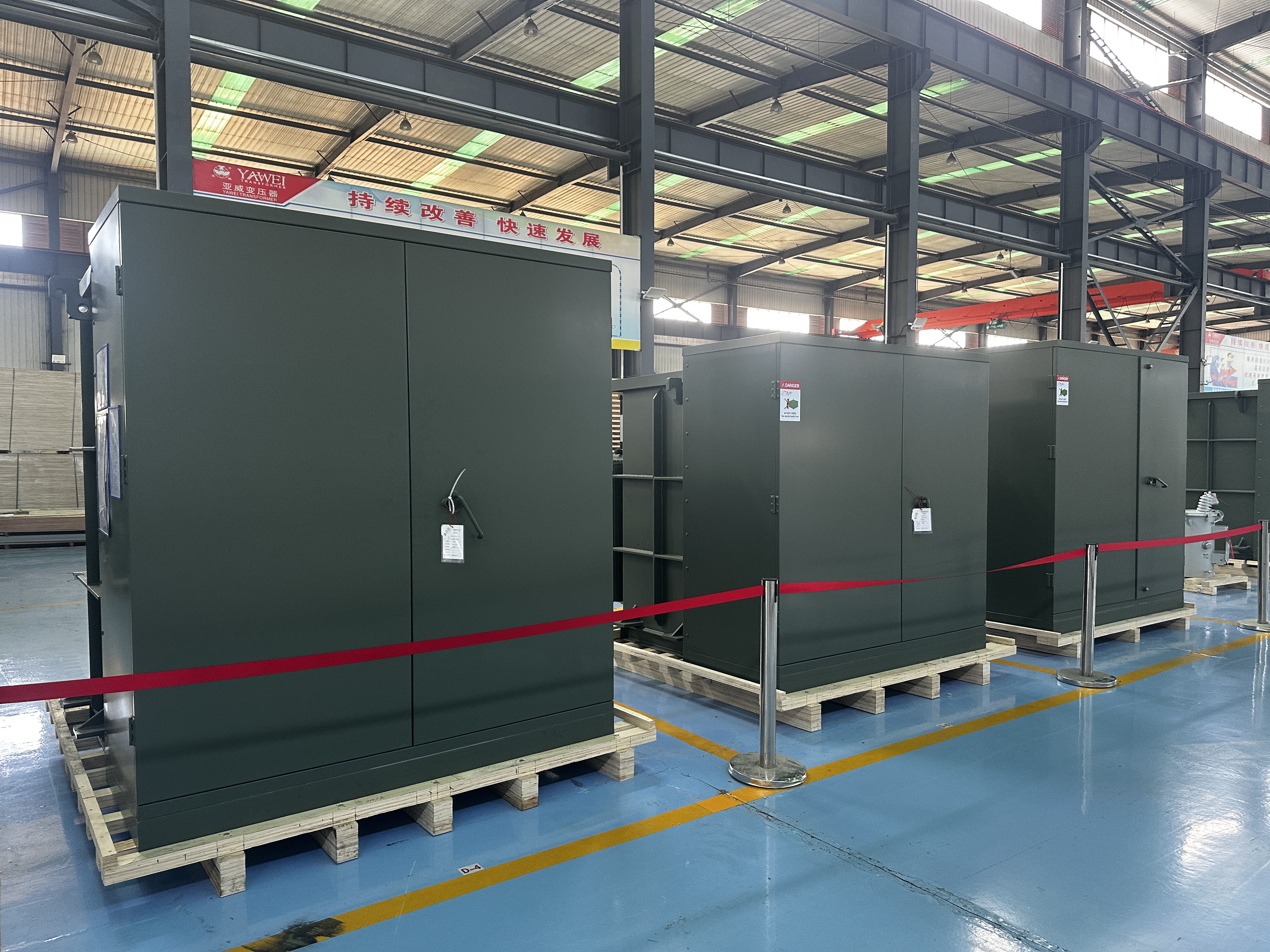 Vista frontal de un transformador tipo pad-mounted trifásico de 500 kVA con gabinete seguro para exteriores. Vista frontal de un transformador tipo pad-mounted trifásico de 500 kVA con gabinete seguro para exteriores.