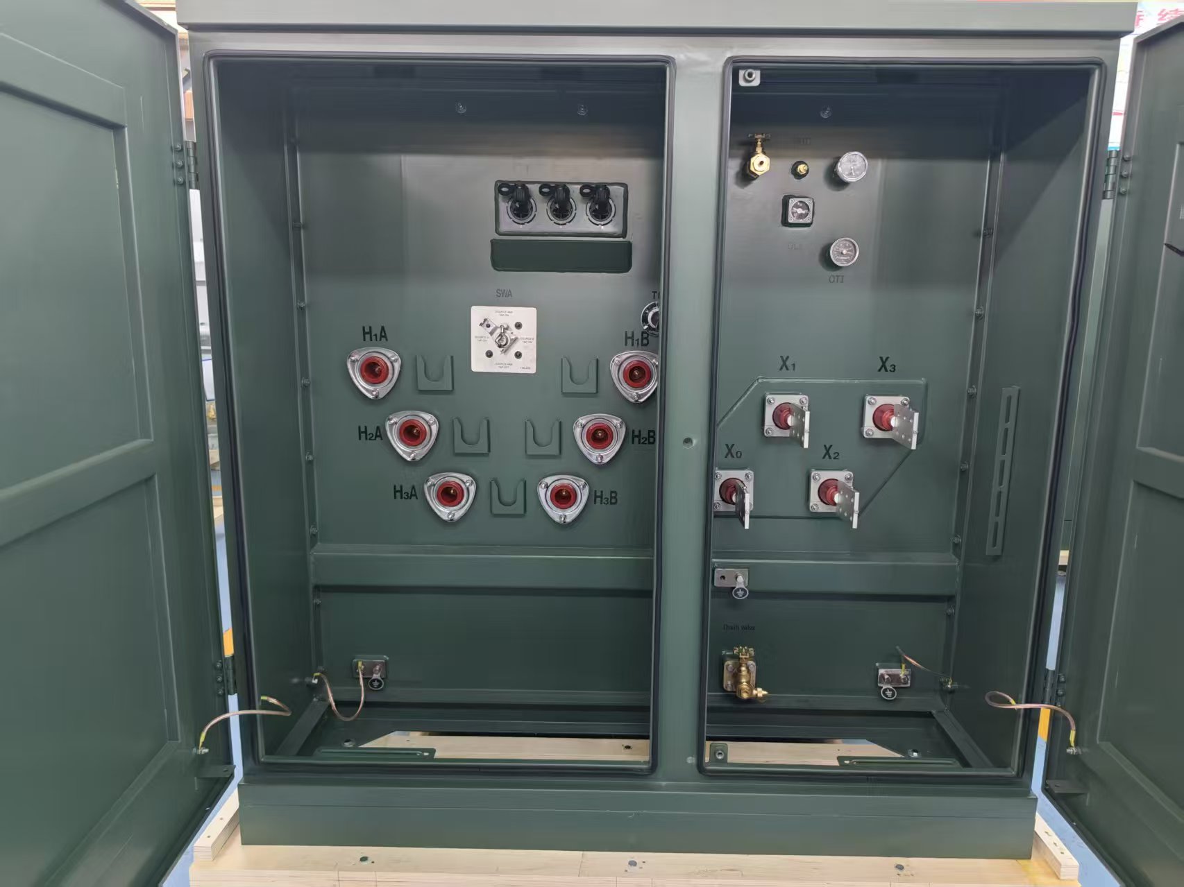 Conexiones de terminales Delta-Wye en transformador tipo pad-mounted con H1 H2 H3 y X0 X1 X2 X3. Conexiones de terminales Delta-Wye en transformador tipo pad-mounted con H1 H2 H3 y X0 X1 X2 X3.