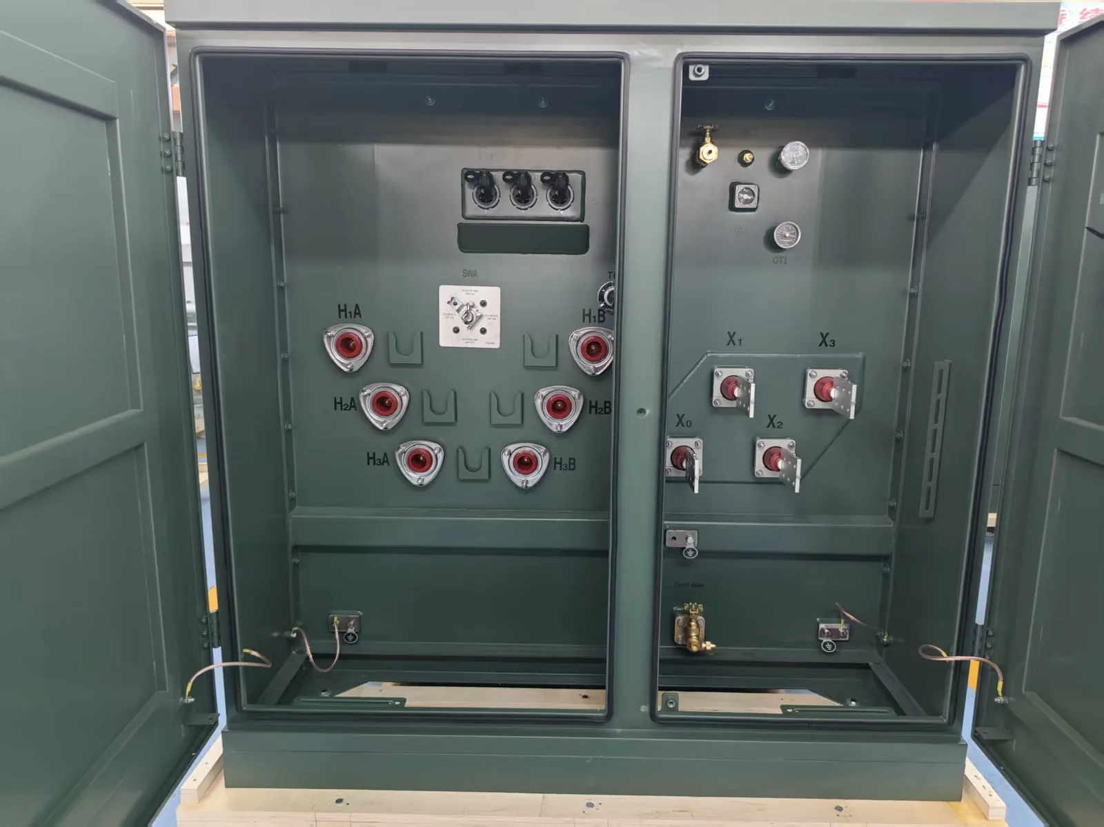 Compartimientos primario y secundario abiertos de un transformador pad-mounted para revisión RFQ
